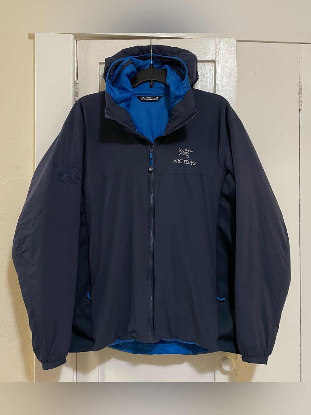 Arc'teryx Men's Navy and Bright Blue Hooded Performance Jacket Atom Hoody Large